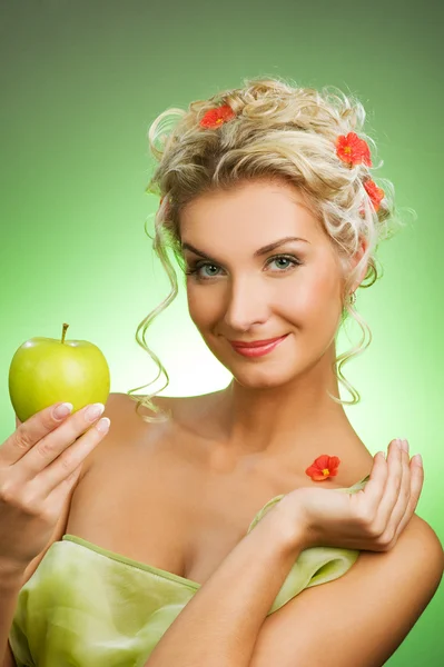 Νεαρή γυναίκα με ώριμα πράσινο μήλο — Φωτογραφία Αρχείου