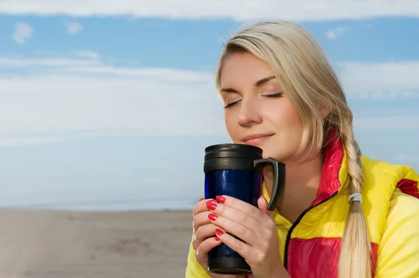 Beautiful woman drinking hot tea — Stock Photo, Image