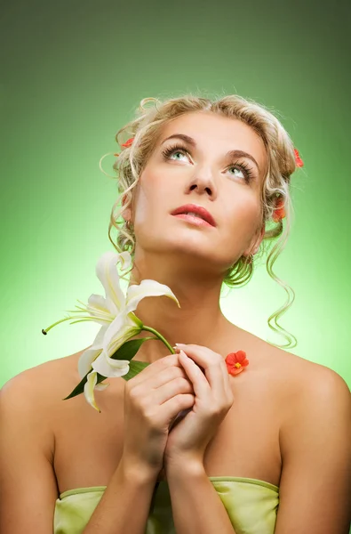 Красива молода жінка з квіткою лілії — стокове фото