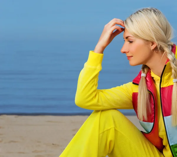Genç kadın denize yakın dinlendirici — Stok fotoğraf
