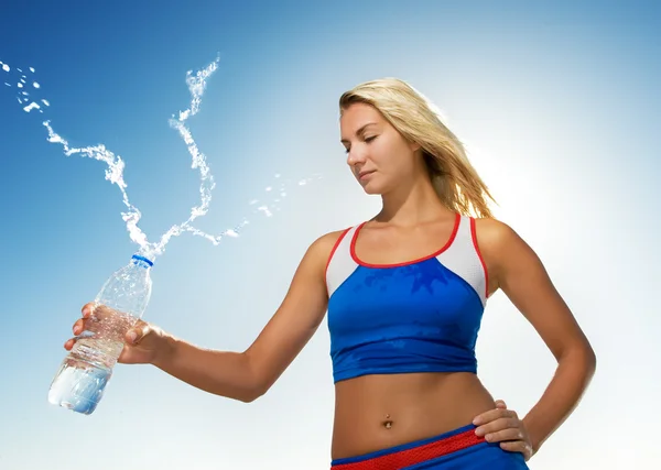 Γυναίκα πόσιμο νερό μετά την γυμναστική — Φωτογραφία Αρχείου