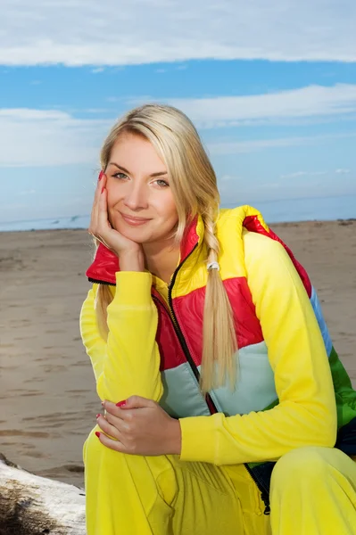 Młoda kobieta relaks blisko morza — Zdjęcie stockowe