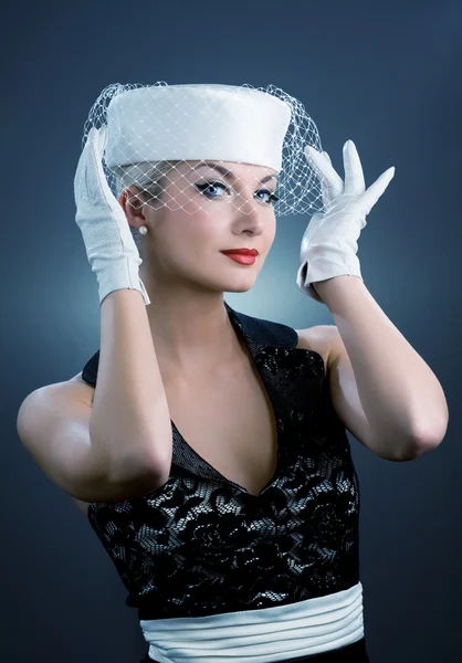 Junge Frau mit weißem Hut und Netzschleier — Stockfoto