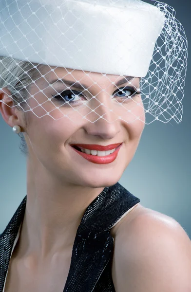 Mujer joven en sombrero blanco con velo neto —  Fotos de Stock