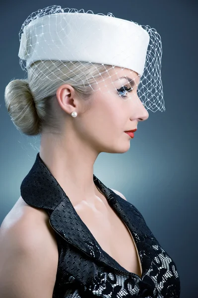 Ung kvinna i vit hatt med net slöja — Stockfoto