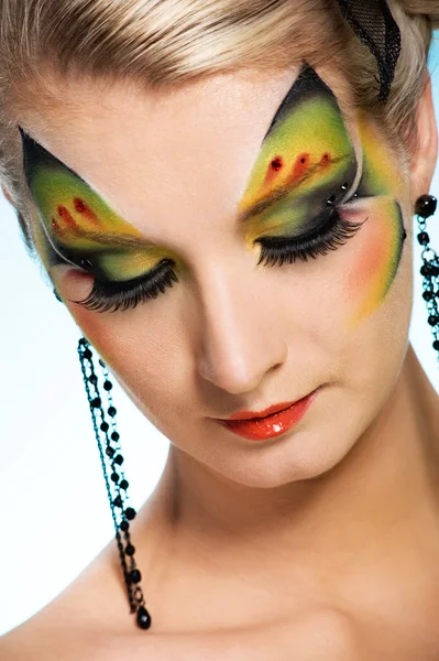 Schöne Frau mit Schmetterling Face-Art — Stockfoto