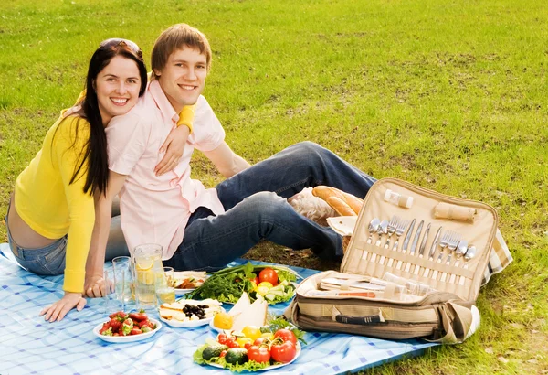 ロマンチックなピクニックに若いカップル — ストック写真