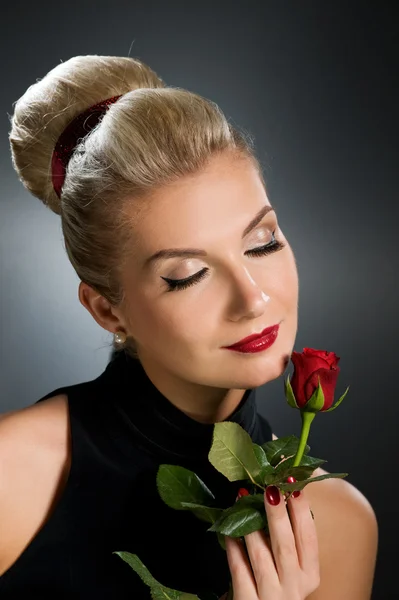 Γοητευτική κυρία με κόκκινο τριαντάφυλλο — Φωτογραφία Αρχείου