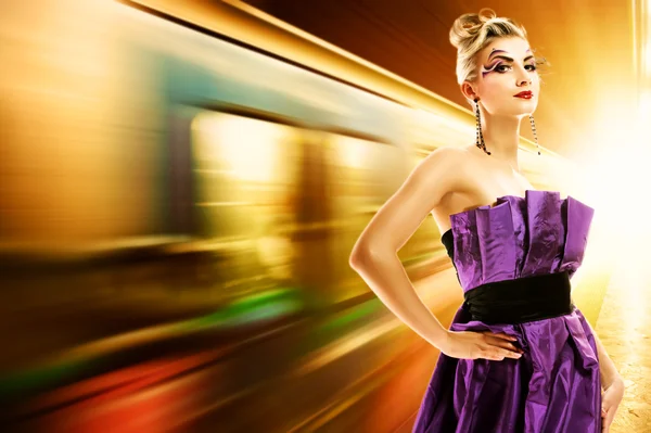 Modefrau in der U-Bahn — Stockfoto