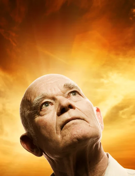 Retrato de um homem idoso olhando para cima — Fotografia de Stock