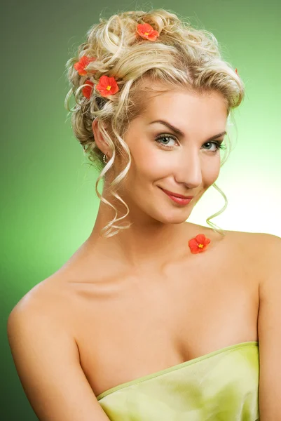 Donna con fiori freschi primaverili — Foto Stock