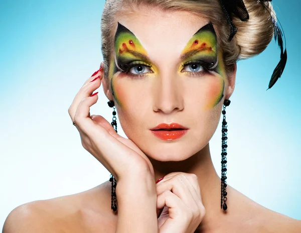 Bella donna con farfalla face-art — Foto Stock