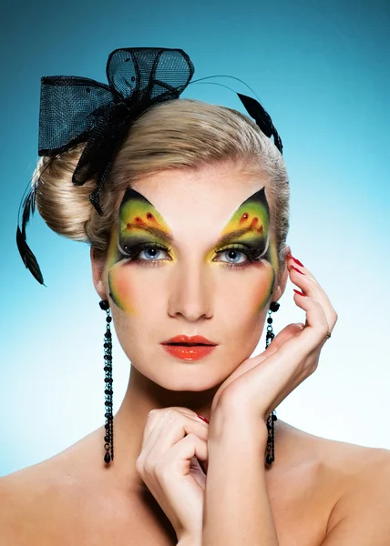 Mulher bonita com borboleta face-art — Fotografia de Stock