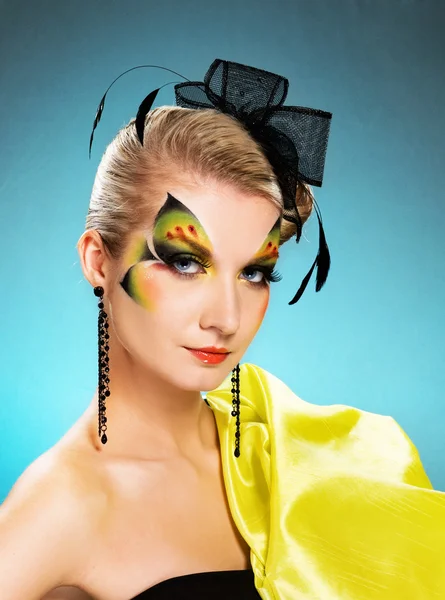 Kelebek yüz-sanat ile güzel bir kadın — Stok fotoğraf