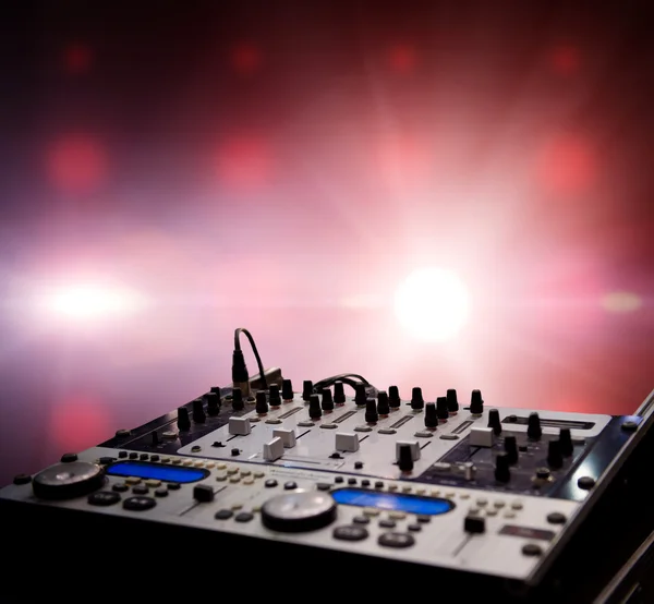 DJ-Mixer über abstraktem Hintergrund — Stockfoto