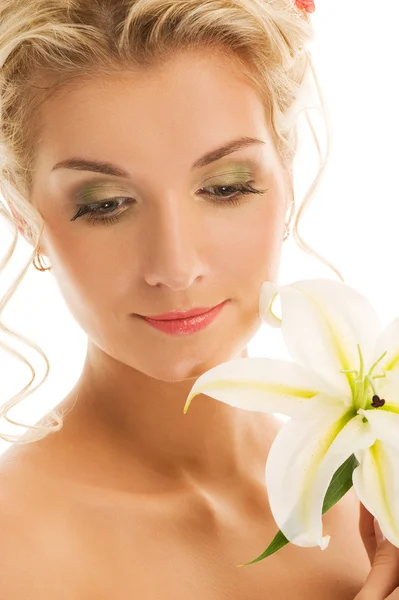 Piękna młoda kobieta z kwiatem lilii — Zdjęcie stockowe