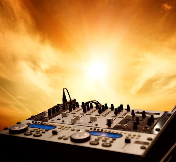 DJ mixer gökyüzü arka plan üzerinde — Stok fotoğraf