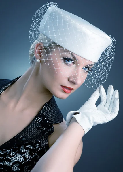 Ung kvinna i vit hatt med net slöja — Stockfoto