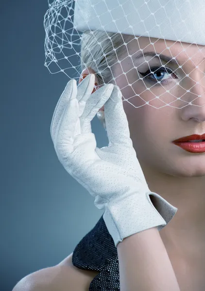 Giovane donna in cappello bianco con velo netto — Foto Stock