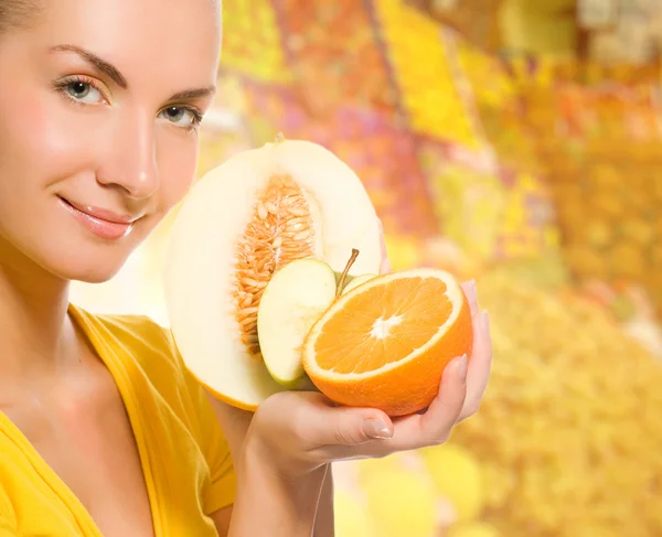 Красива молода жінка зі свіжими фруктами — стокове фото