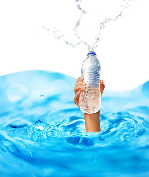 水のボトルを保持している人間の手 — ストック写真