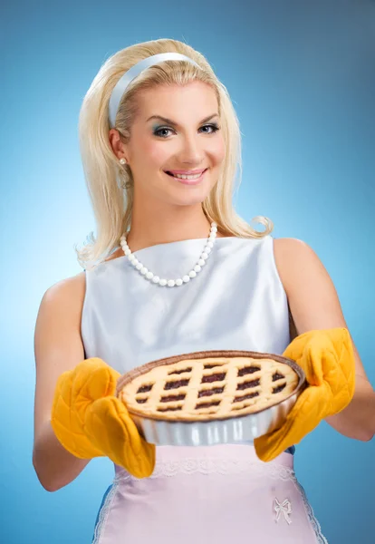 Bella donna in possesso di caldo torta italiana — Foto Stock