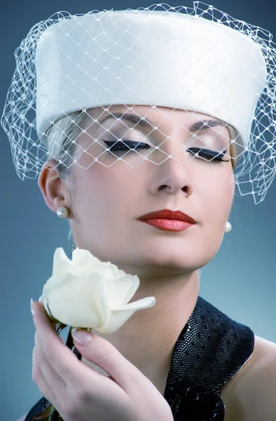 白いバラの美しい若い女性 — ストック写真