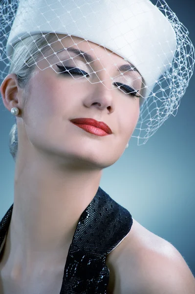 Молодая женщина в белой шляпе с сеткой завесы — стоковое фото