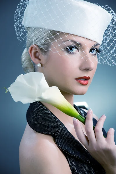 Mulher bonita com flor branca kala — Fotografia de Stock