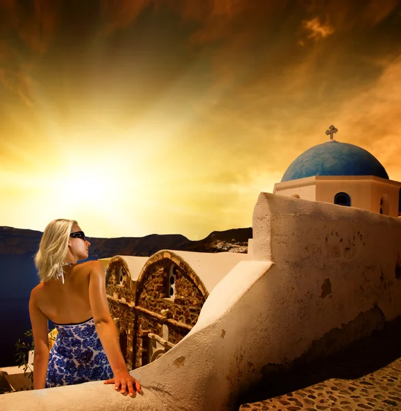 Mooie jonge vrouw op Santorini eiland (Griekse — Stockfoto