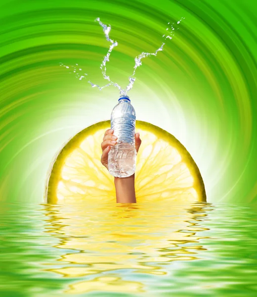 Людська рука тримає пляшку води — стокове фото