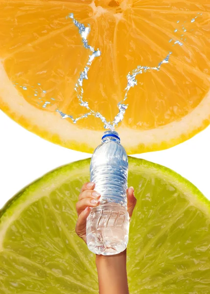 Mänskliga handen håller en flaska vatten — Stockfoto