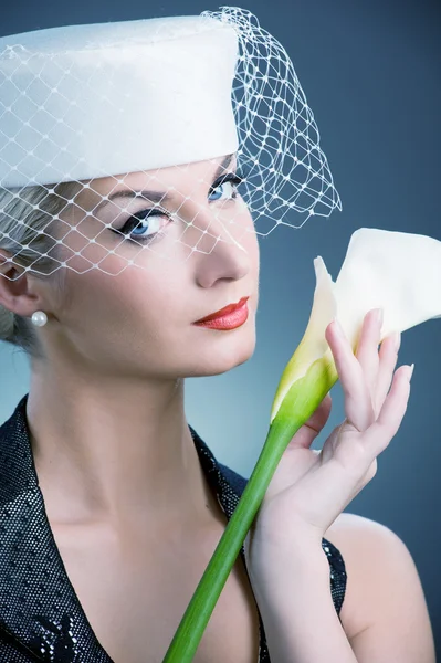 흰 줄기 꽃과 아름 다운 여자 — 스톡 사진