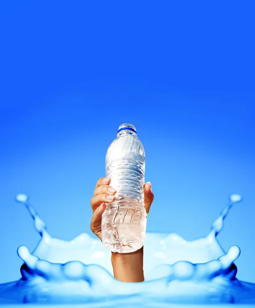 Mano umana che tiene una bottiglia d'acqua — Foto Stock