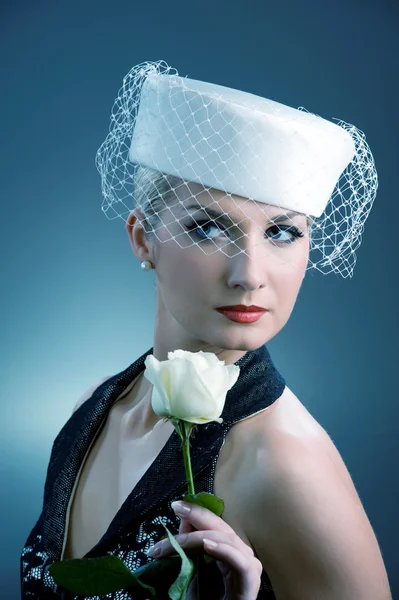 Piękna młoda kobieta z białą różą — Zdjęcie stockowe