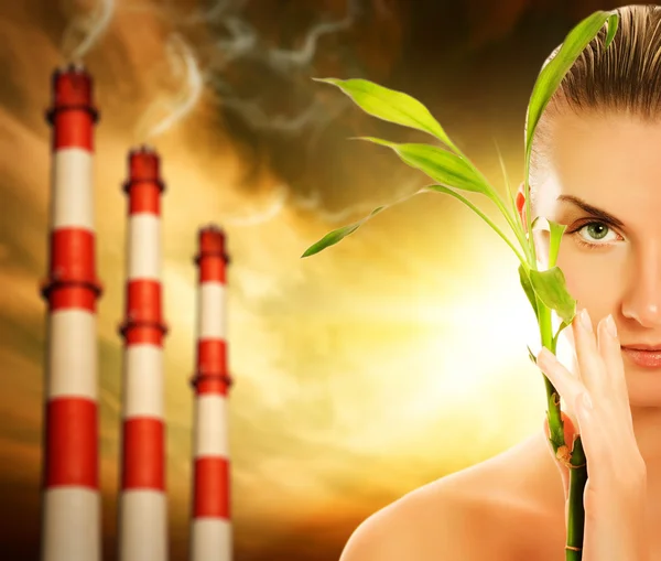 Jonge vrouw met groene plant — Stockfoto