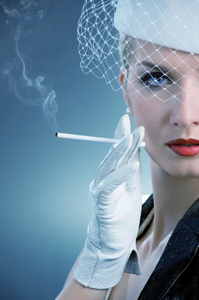 Güzel sigara kadın. Retro portre — Stok fotoğraf