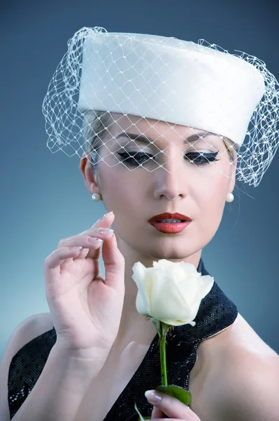 Vacker ung kvinna med vit ros — Stockfoto