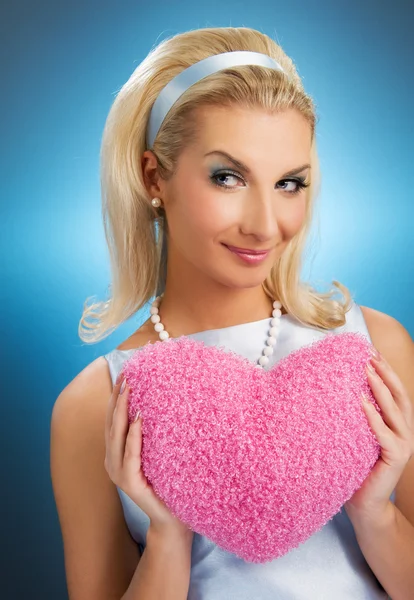 Smuk kvinde med fluffy hjerte pude - Stock-foto