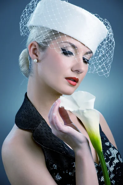 Vacker kvinna med vita kala blomma — Stockfoto