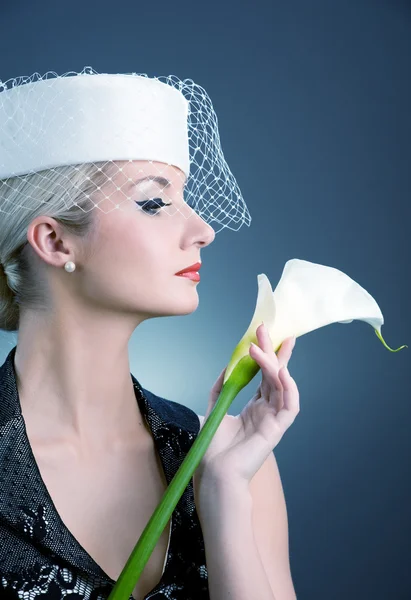 Schöne Frau mit weißer Kala-Blume — Stockfoto