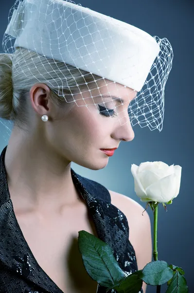 Gyönyörű fiatal nő fehér rózsával — Stock Fotó