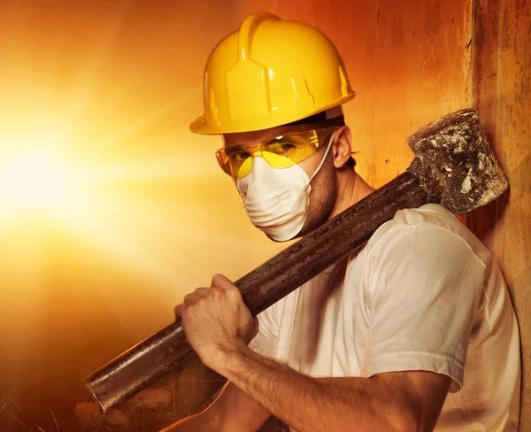 Bauarbeiter mit großem Metallhammer — Stockfoto