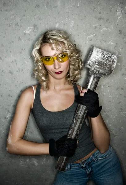 Sexy blonde met grote metalen hamer — Stockfoto