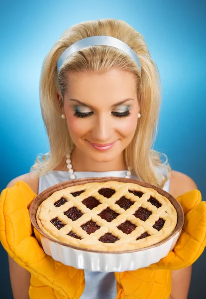 뜨거운 이탈리아어 파이 들고 아름 다운 여자 — 스톡 사진