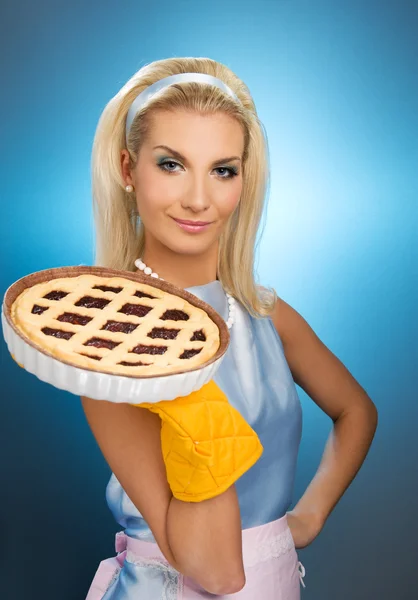 Hermosa mujer sosteniendo pastel italiano caliente —  Fotos de Stock