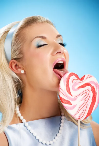 Çekici kadın yalama Lollipop — Stok fotoğraf