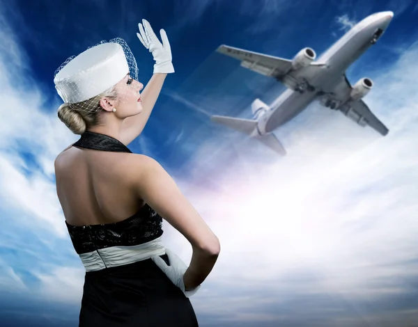 Сексуальная стюардесса и летающий самолет — стоковое фото