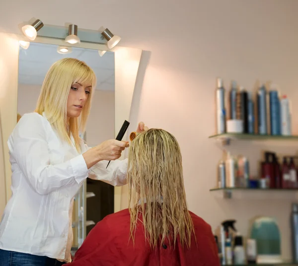 Friseur arbeitet im Schönheitssalon — Stockfoto