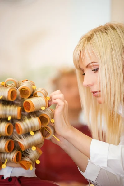 Peluquería femenina trabajando en salón de belleza — Foto de Stock